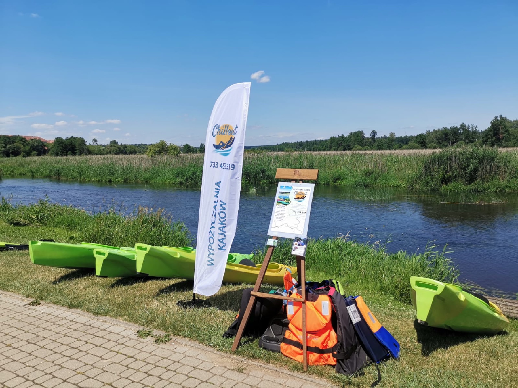 Widok na kajaki i spokojną wodę