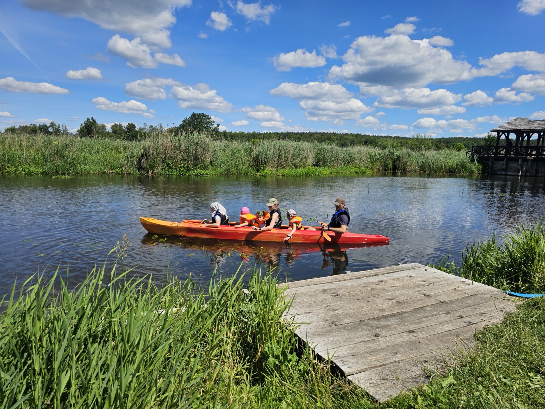 Kajaki Chillout na brzegu przy moście