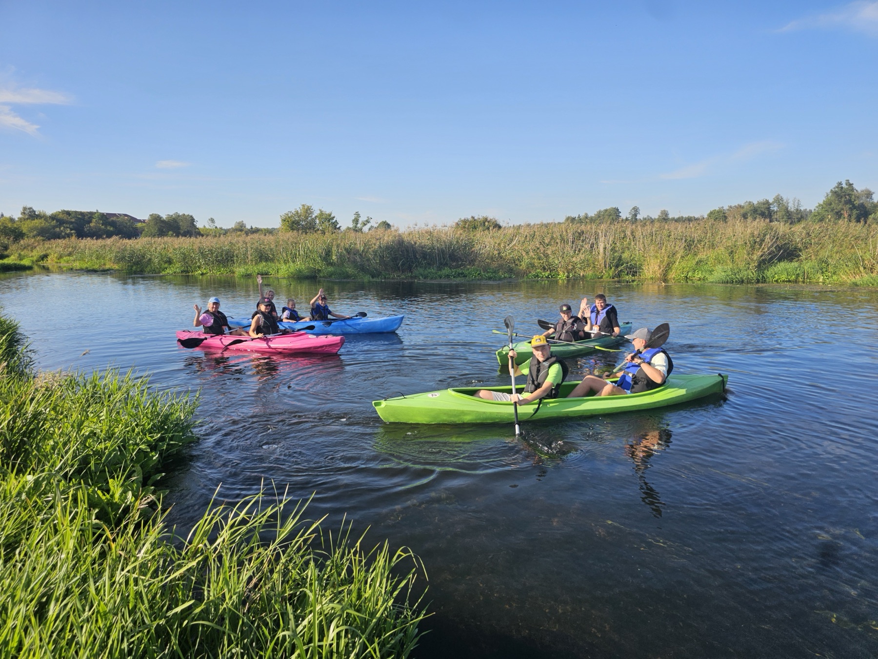 Kajaki nad wodą w słoneczny dzień