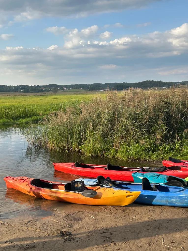 Kolorowe kajaki nad rzeką Supraśl w Pólku